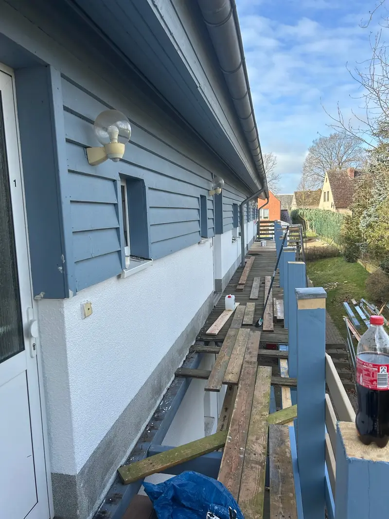 Neu gebaute Holzterrasse an einem Wohnhaus